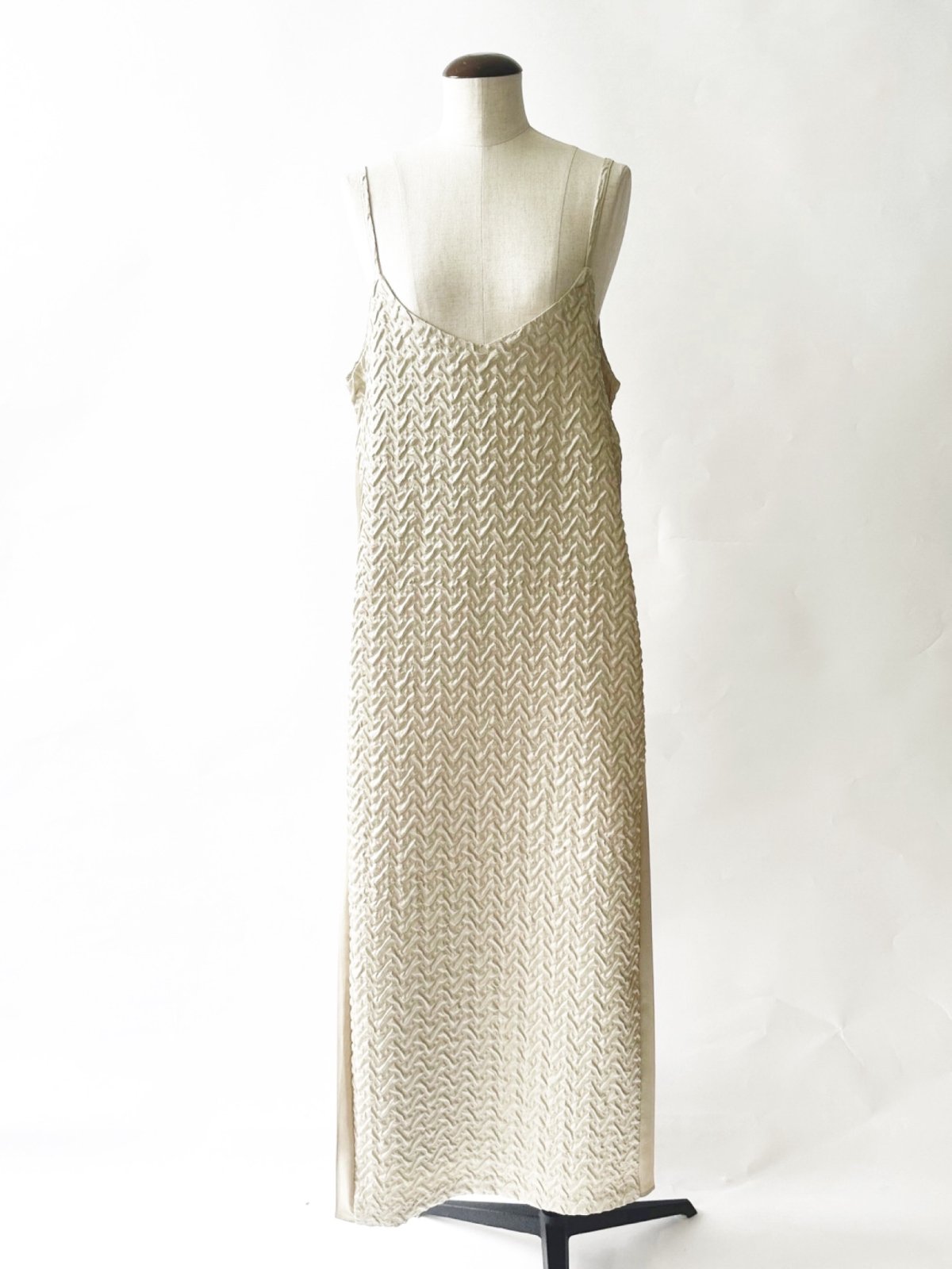 Jacquard side pleats dress / cream