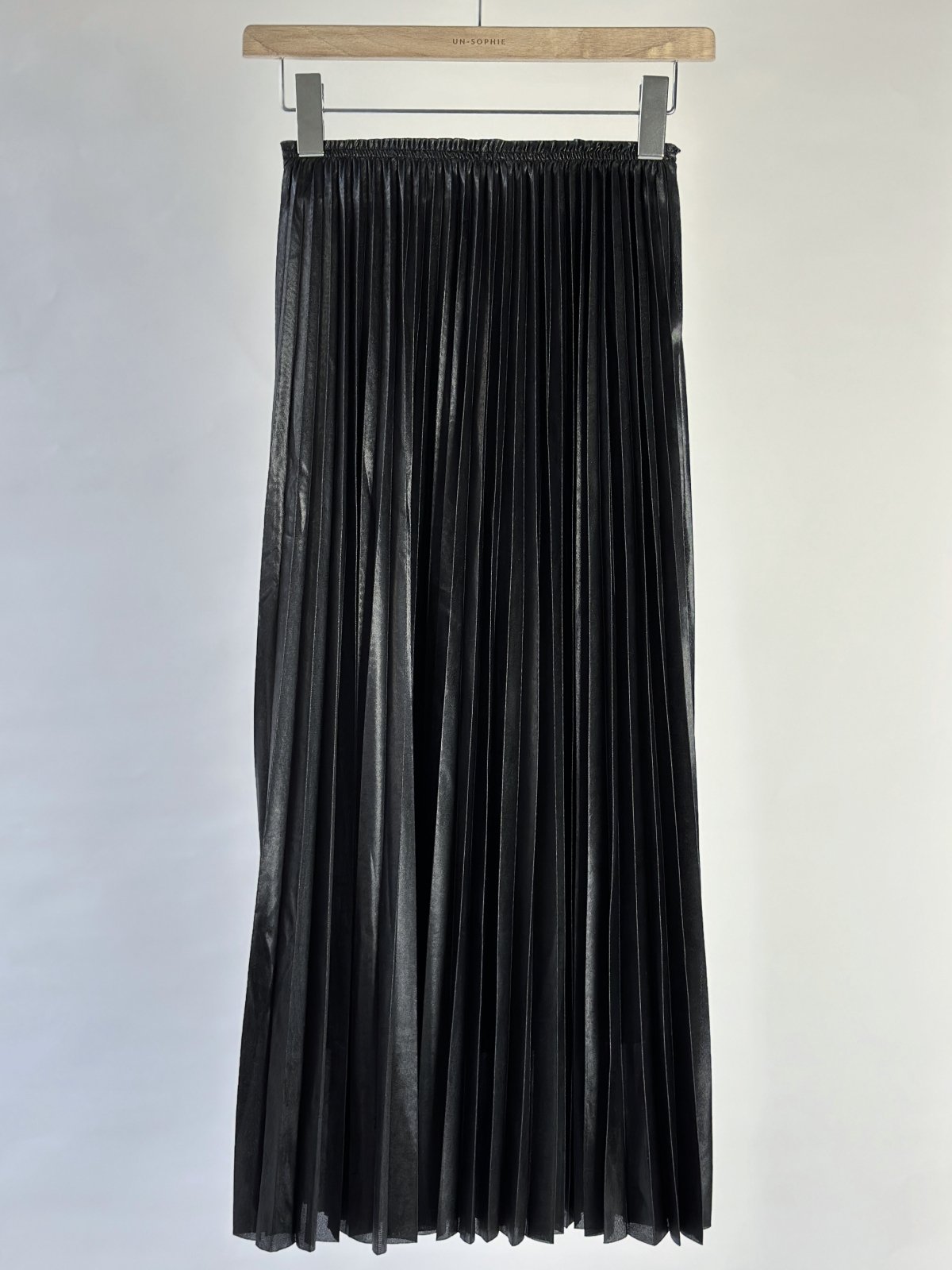 Metallic pleats skirt / black