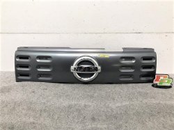 Cube Z12/NZ12 front grille / radiator grill 62070 1F0A / 62072 1FA0A Nissan (103827)