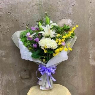 ユリの入ったお供え花束