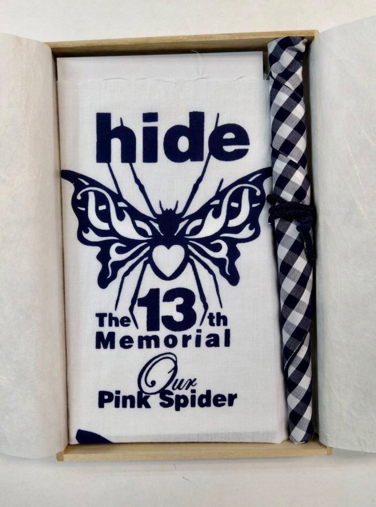 hide 13回忌の品　「hide The 13th Memorial Pink Spider」　志　13回忌返礼品/桐の箱に手ぬぐい、お箸セット -  ロックオンキング