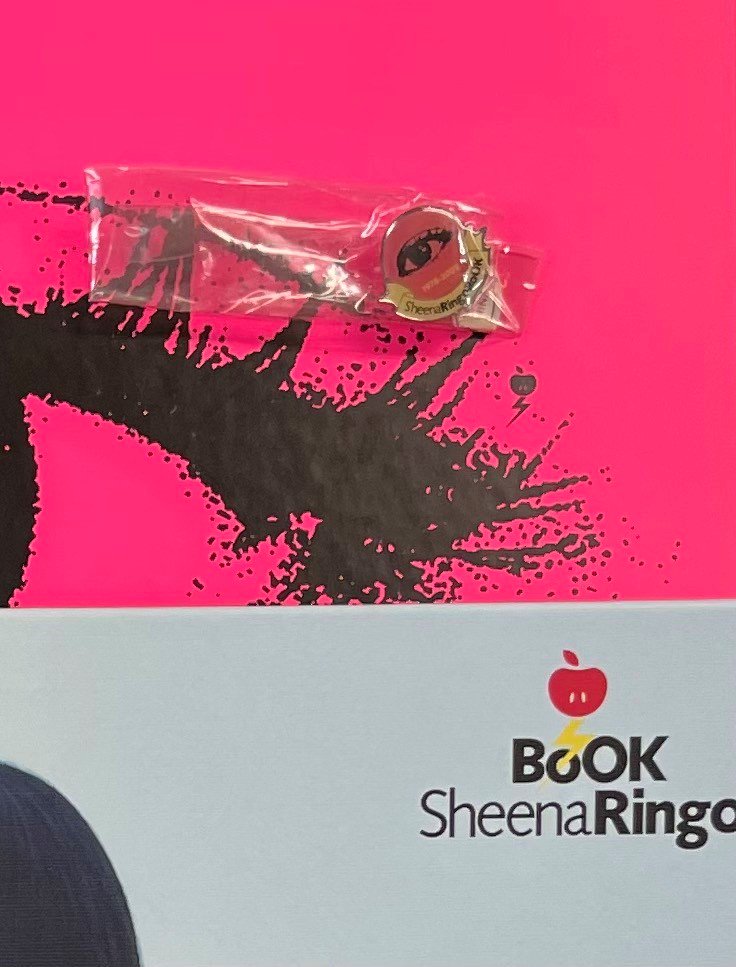 椎名林檎　写真集　「Sheena Ringo BoOk」　sheena ringo book/黒猫堂　ピンバッジ付き  シリアルナンバー入り限定パンフレット - ロックオンキング