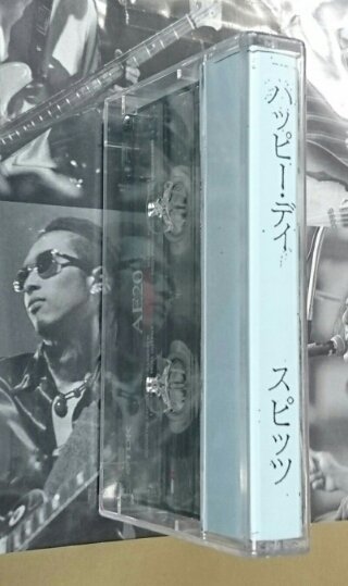 スピッツ　カセットテープ　「ハッピー・デイ」　ジャケット：ブルー　：インディ―ズ時代に手売りしたカセットテープ。1989年　自主制作。　 歌詞カード有り。　, - ロックオンキング