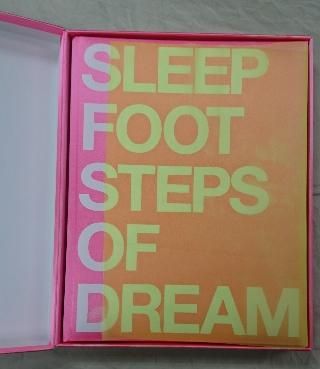 YUKI 限定写真集 『FOOTSTEPS OF DREAM』 2003年Sleep個展「夢のあしあと展」 ピンク地の特殊装丁（写真集、ケース） -  ロックオンキング