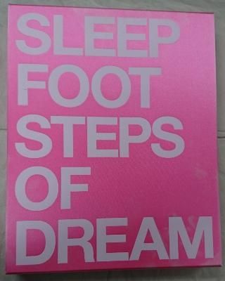 YUKI 限定写真集 『FOOTSTEPS OF DREAM』 2003年Sleep個展「夢のあしあと展」 ピンク地の特殊装丁（写真集、ケース） -  ロックオンキング