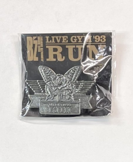 B'z　バッジ　LIVE GYM 93 RUN　ツアーロゴ・バッジ　ツアーグッズ　未開封 - ロックオンキング