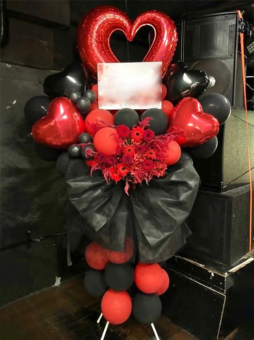 ブラック×レッドセンターリボンバルーン1段スタンド花