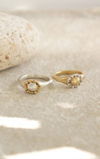 Signet frill ring