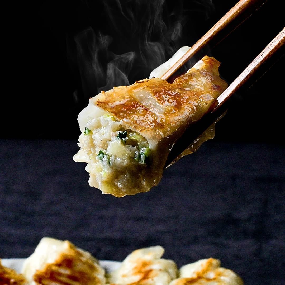 ブラック 餃子様 楽天市場】≪1kg×2袋≫【餃子計画】生冷凍 黒豚餃子 国内製造 大