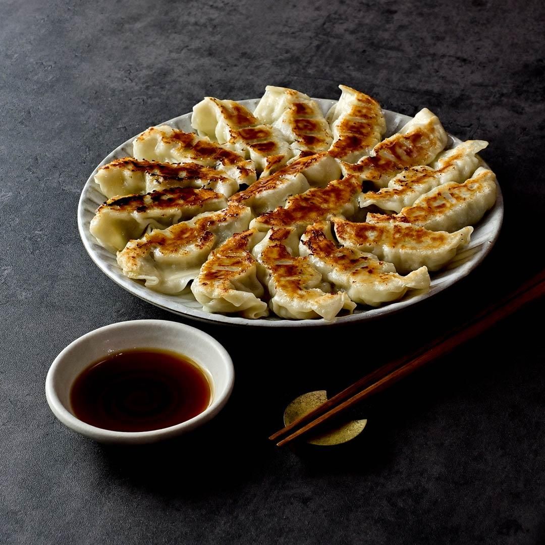 ブラック 餃子様 こだわり黒豚ギョーザ12個入×10パック｜水・焼酎の財宝