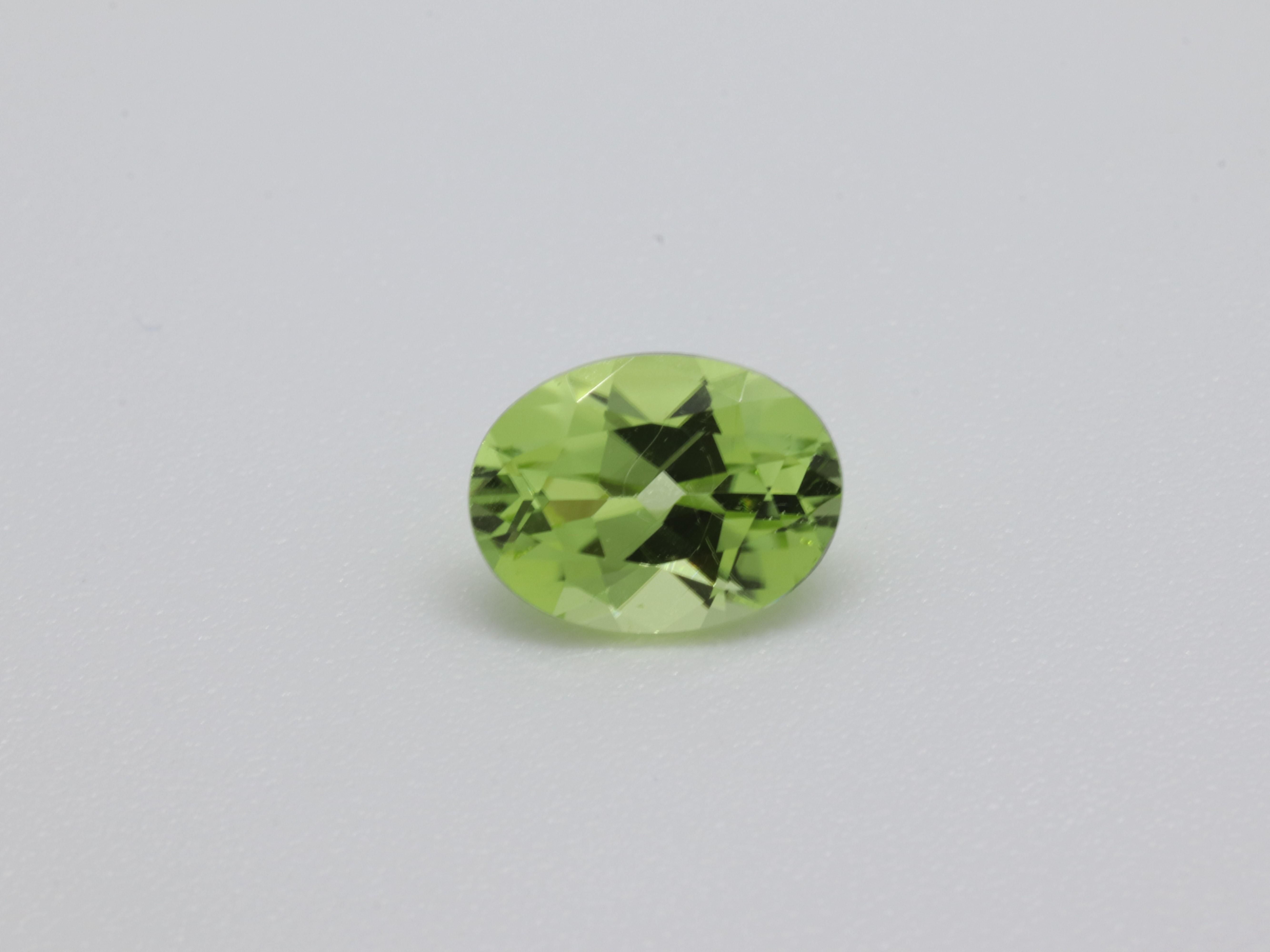 ペリドット　ルース　約2.81ct 〔23〕