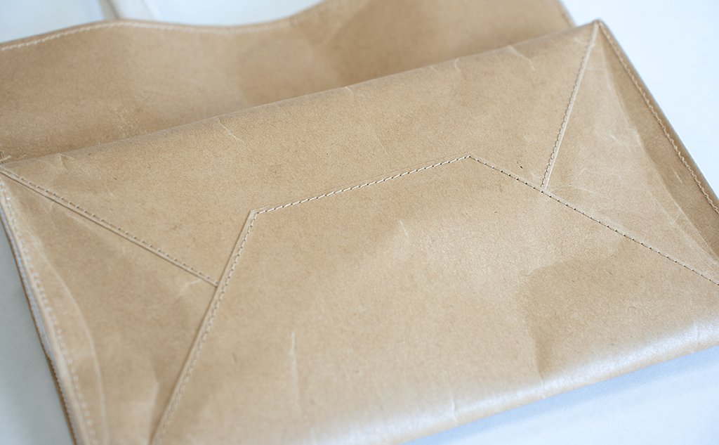 縫製している紙製トートバッグ紙作