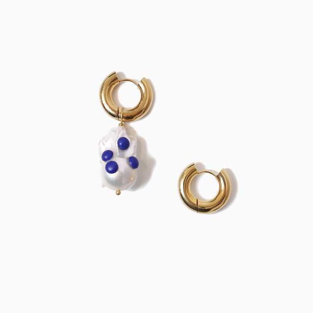 <img class='new_mark_img1' src='https://img.shop-pro.jp/img/new/icons16.gif' style='border:none;display:inline;margin:0px;padding:0px;width:auto;' />Baroque Pearl With Blue Dots Gold Hoops Pierce