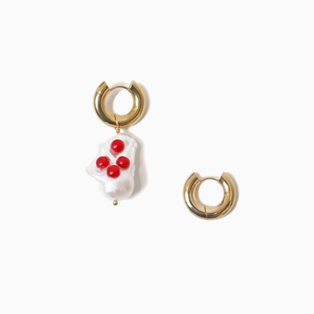 <img class='new_mark_img1' src='https://img.shop-pro.jp/img/new/icons16.gif' style='border:none;display:inline;margin:0px;padding:0px;width:auto;' />Baroque Pearl With Red Dots Gold Hoops Pierce