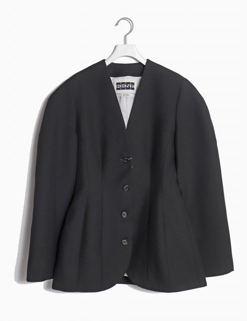 <img class='new_mark_img1' src='https://img.shop-pro.jp/img/new/icons8.gif' style='border:none;display:inline;margin:0px;padding:0px;width:auto;' />ZERO Oversized Shoulder Hourglass Jacket 