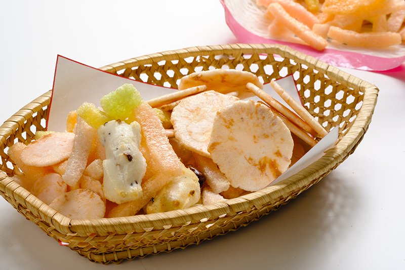 嶋富製菓のえびせんは、有田市箕島漁港の海老、北海道産の馬鈴薯、岡山県産の青のりなど、主要な原料はすべて国産にこだわっております。