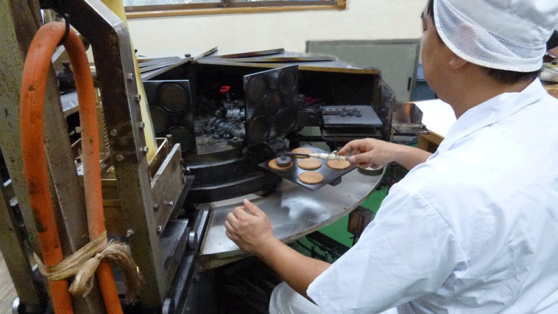 鷹屋製菓のせんべい焼印