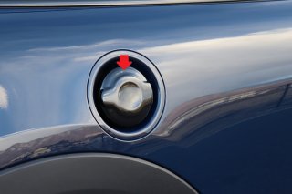 BMWミニ　F56　給油口シート