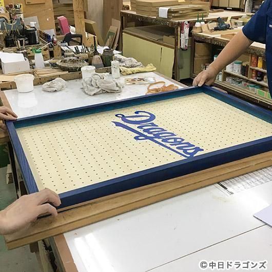 ユニホーム・ディスプレイ額縁（ハンガー式・穴あきボード）｜中日