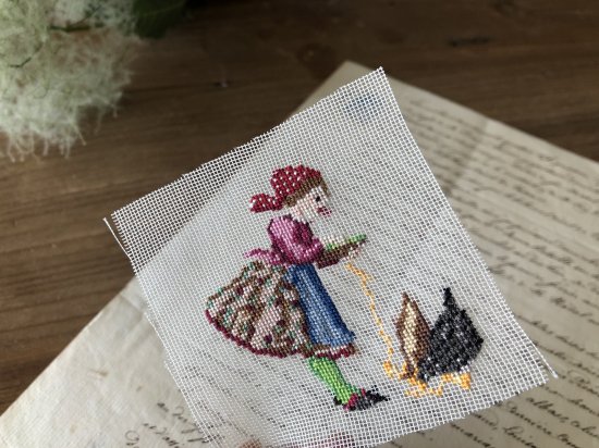 スイス/スイス刺繍/ニワトリにご飯をあげる女の子/55x60mm/管理番号D52822 - slowtime ブロカント＆アンティークショップ