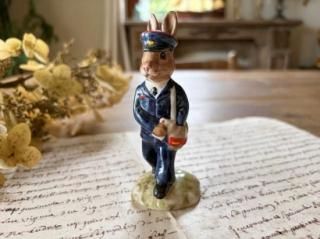 ѹ񥤥󥰥/ɥȥ(ROYAL DOULTONS)Х˥󥺥꡼POSTMAN BUNNYKINS /ֹF919/1

