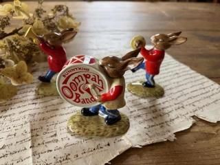 英国イングランド/ロイヤルドルトン(ROYAL DOULTON)バニキンズシリーズ「THE OOMPAH BAND」可愛い音楽隊/管理番号F914/3
