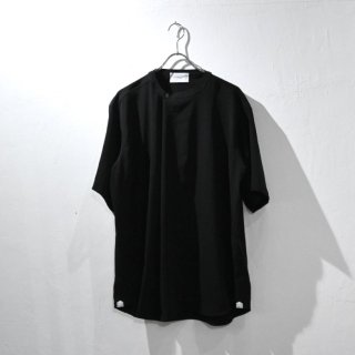 <img class='new_mark_img1' src='https://img.shop-pro.jp/img/new/icons43.gif' style='border:none;display:inline;margin:0px;padding:0px;width:auto;' />RAINMAKER 24SS PLEATED S/S SHIRT / BLACK / SIZE 4