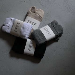 <img class='new_mark_img1' src='https://img.shop-pro.jp/img/new/icons1.gif' style='border:none;display:inline;margin:0px;padding:0px;width:auto;' />YOKO SAKAMOTO 24AW TABI PILE SOCKS