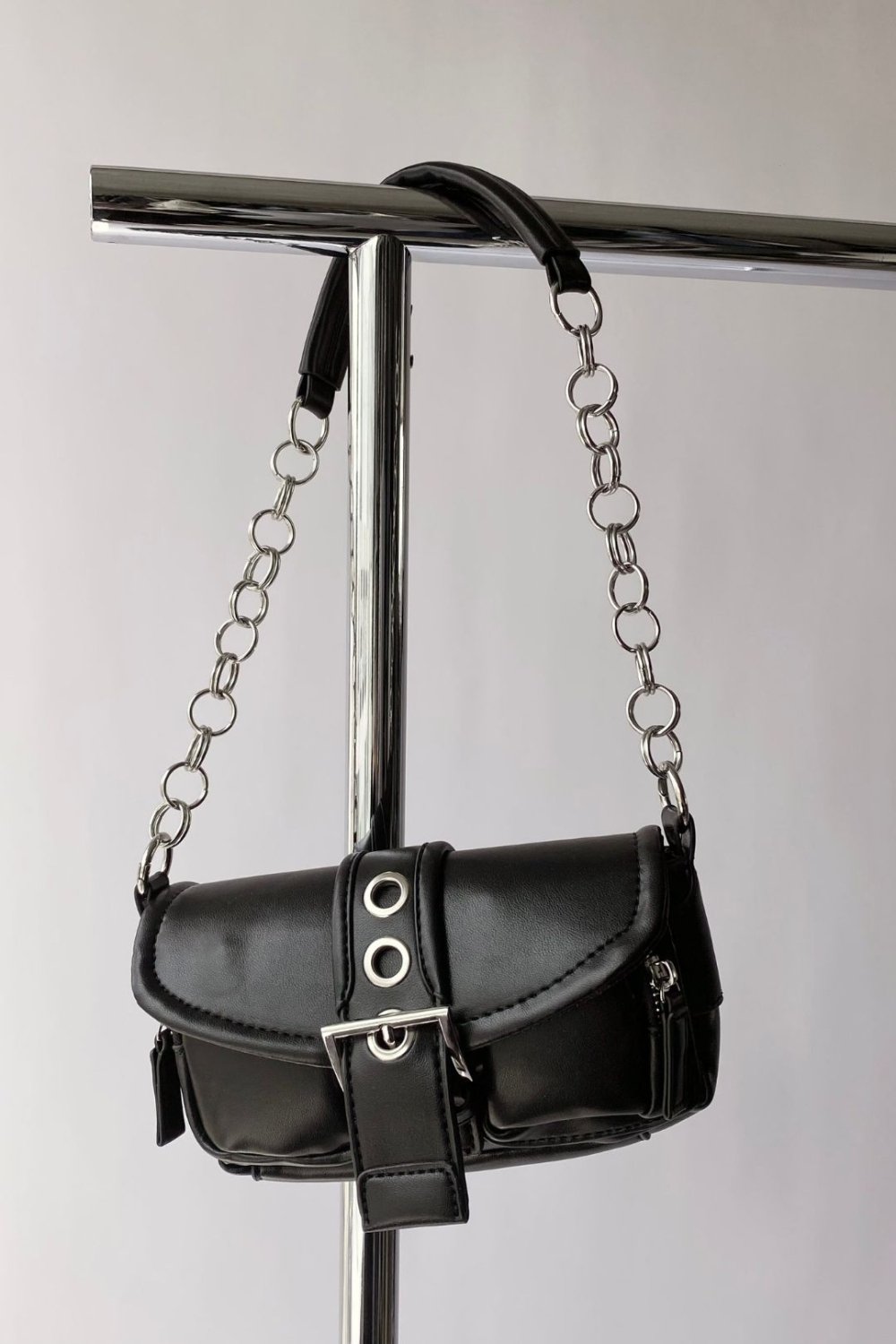 <img class='new_mark_img1' src='https://img.shop-pro.jp/img/new/icons20.gif' style='border:none;display:inline;margin:0px;padding:0px;width:auto;' />Chain belt shoulder bag