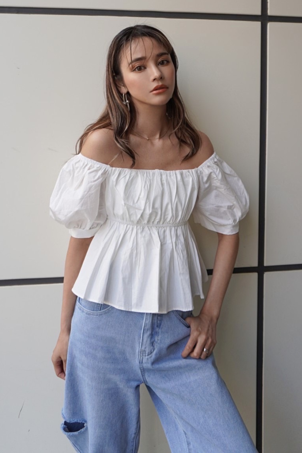 <img class='new_mark_img1' src='https://img.shop-pro.jp/img/new/icons8.gif' style='border:none;display:inline;margin:0px;padding:0px;width:auto;' />2way shoulder blouse