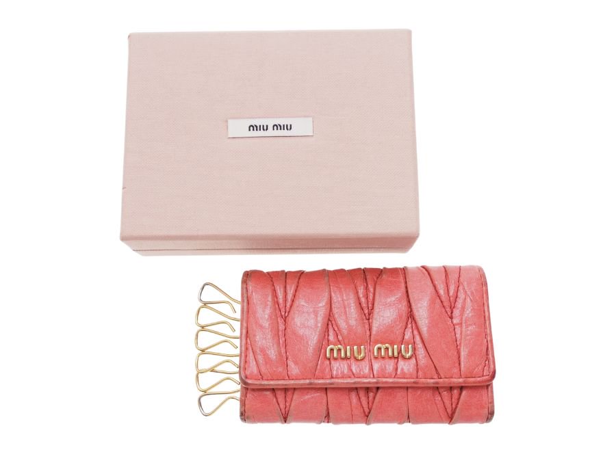 【Used 中古up】ミュウミュウ MIU MIU キーケース 6連 キーフック マテラッセレザー matelasse 本革 ピンク 箱付き miu  miu - ブランドジャックリスト