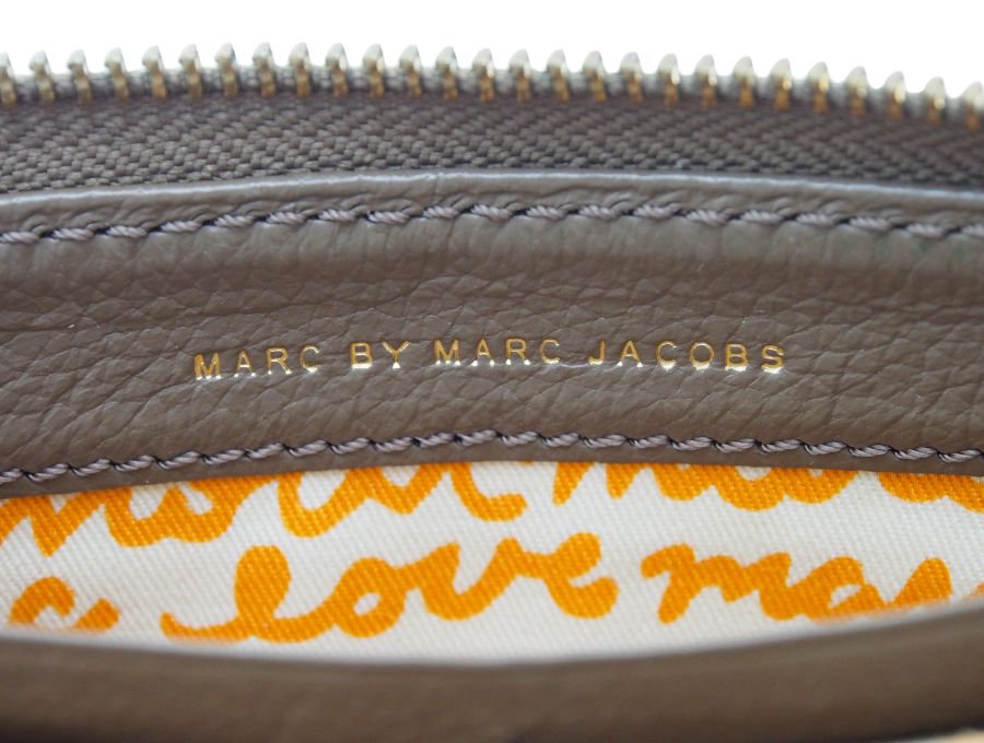 【Used 通常品】マーク バイ マーク ジェイコブス MARC BY MARC JACOBS 長財布 ロングウォレット 表面2ポケット 小銭入れ付き  レザー 本革 カーキ Love marc - ブランドジャックリスト