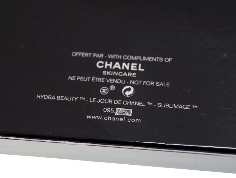 CHANEL SKINCARE ノベルティ フラットコスメポーチ コスメボトル柄 ラソリューシオン10 サブリマージュ ホワイト 元箱なし シャネル  【Used 開封品】 - ブランドジャックリスト