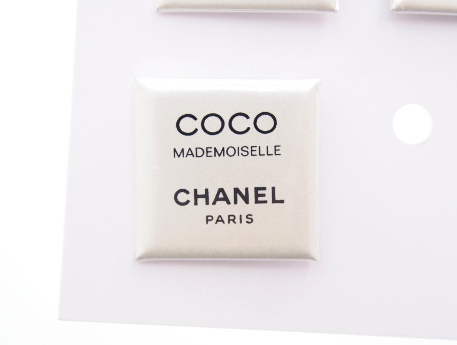 【Used 未使用】シャネル CHANEL ノベルティ ブローチ スクエア缶バッジ 4種類 リップ COCO MADEMOISELLE 香水 COCO  FOREVER - ブランドジャックリスト