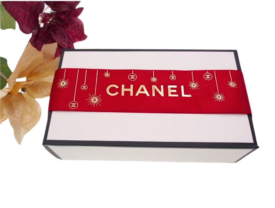 CHANEL ワイドリボン ラッピングリボン クリスマス限定 オーナメント柄 レッド×ゴールドロゴ入り 81cm 両面テープ付き シャネル【Used  開封品】 - ブランドジャックリスト