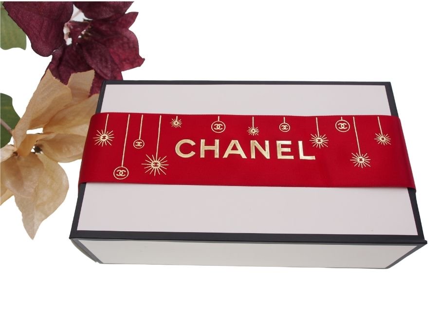 【Used 開封品】シャネル CHANEL ワイドリボン ラッピングリボン クリスマス限定 オーナメント柄 レッド×ゴールドロゴ入り 81cm  両面テープ付き - ブランドジャックリスト