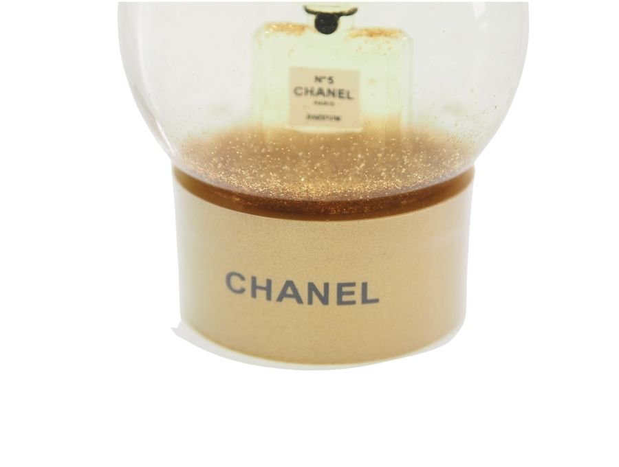 【New 新品】シャネル CHANEL PARFUMS ノベルティ スノードーム 2021 ミニサイズ N°5 パフュームボトル ゴールド 香水瓶  チャーム 紐付き ゴールドフレーク - ブランドジャックリスト