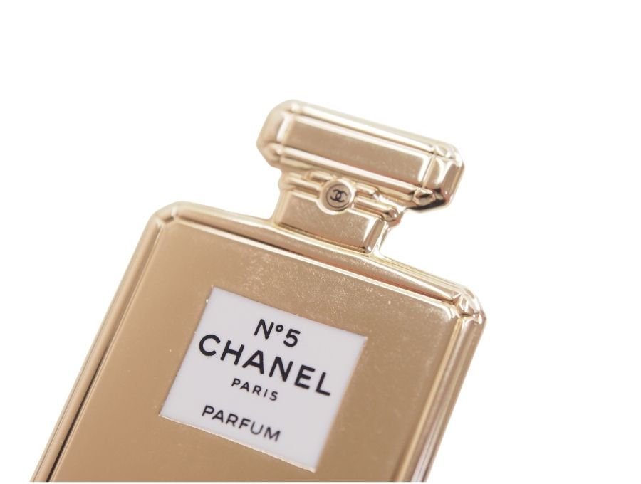 【New 新品】シャネル CHANEL ノベルティ アクセサリー ピンバッジ ブローチ N°5 香水瓶 LA COLLECTION ゴールド  シャネルビューティー BEAUTE 個体番号付き - ブランドジャックリスト