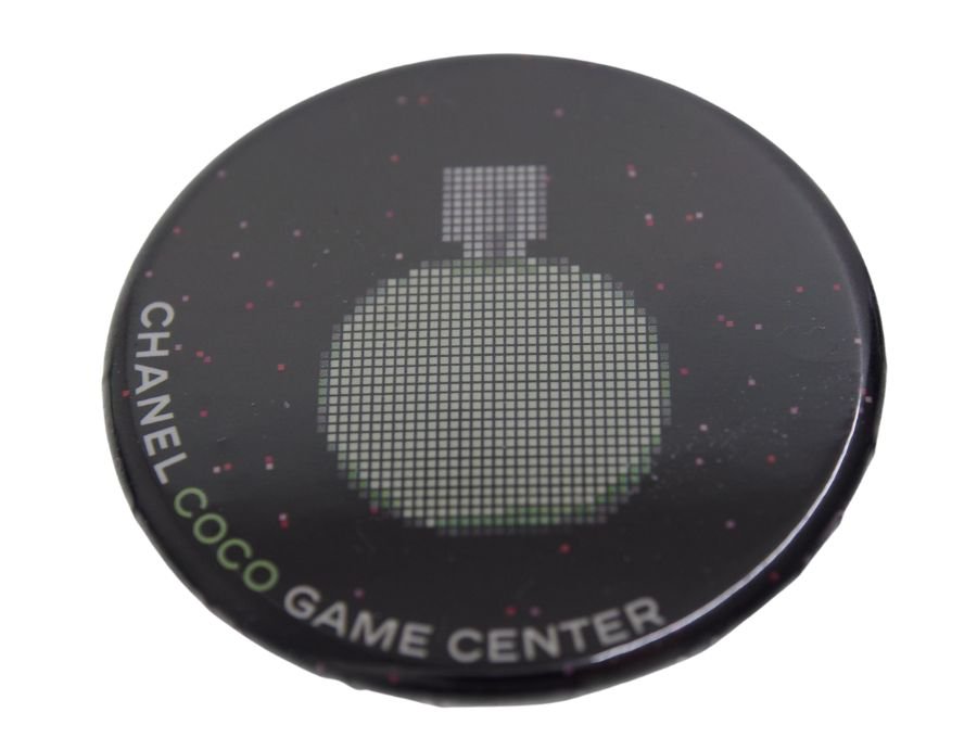 【Used 展示品】シャネル CHANEL ノベルティ 缶バッジ ブローチ COCO GAME CENTER チャンスオーフレッシュ&リップスティック  ゲームセンター ポップアップストア 3個セット - ブランドジャックリスト