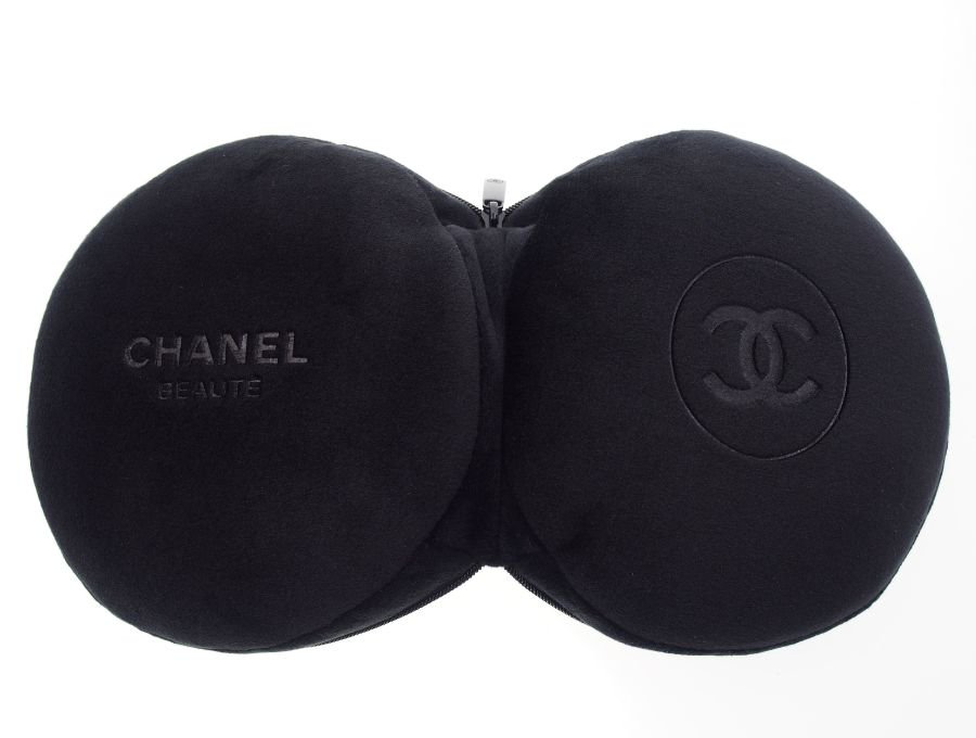 Used 展示品】 シャネル CHANEL BEAUTE ノベルティ ネックピロー＆アイマスク 一体型 スリープマスク 携帯枕 ポーチ型  ファスナー開閉 快眠グッズ CCロゴ ブラック 元箱有り - ブランドジャックリスト