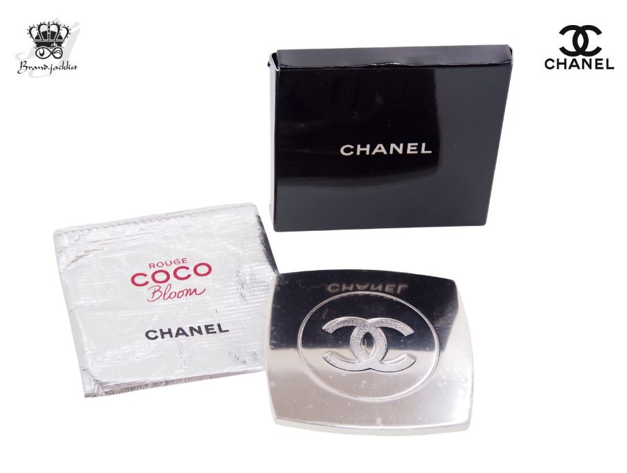 Used 開封品】 シャネル CHANEL ノベルティ 手鏡 コンパクトミラー ROUGE COCO Bloom ルージュ ココ ブルーム 携帯用  保存袋付き ココマーク シルバー MAKEUP - ブランドジャックリスト