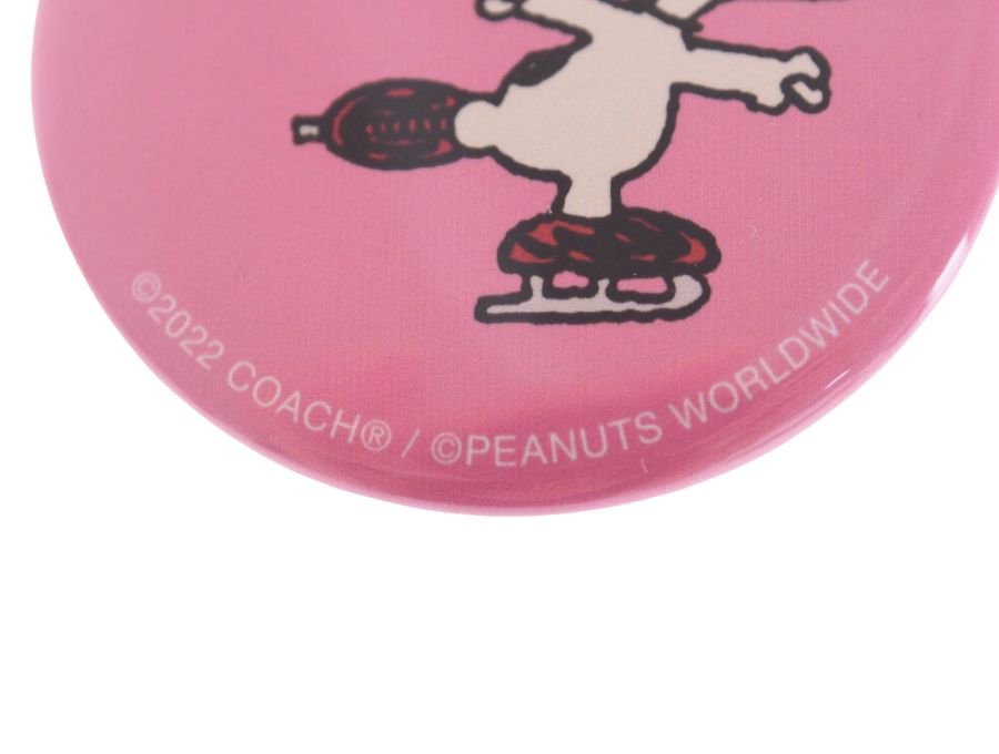 Used 開封品】 コーチ COACH×PEANUTS コラボ SNOOPY スヌーピー 缶バッジ ブローチ 2022 ピーナッツ ワールドワイド  WORLDWIDE アイススケート ブリキ ピンク - ブランドジャックリスト