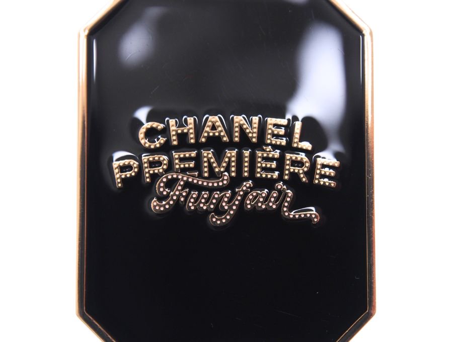 【Used 開封品】 シャネル CHANEL PREMIERE Funfair dubai プルミエールチャーム キーホルダー 2023 ファンフェア  ドバイ限定 八角形プレート ゴールド×ブラック - ブランドジャックリスト