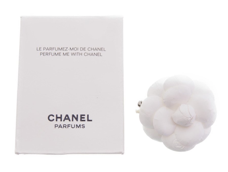 New 新品】シャネル CHANEL PARFUMS ノベルティ カメリアコサージュ ピンブローチ 花飾り 紙製 白椿 ホワイト PERFUME ME  WITH CHANEL パフューム - ブランドジャックリスト