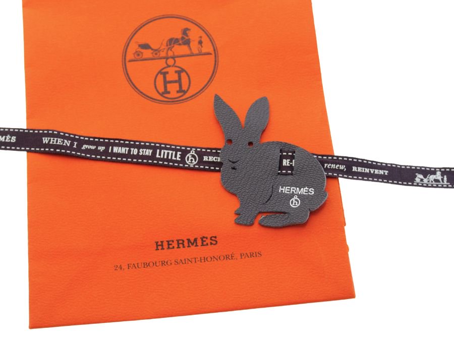 【Used 開封品】 エルメス HERMES プティ アッシュ プチタッシュ petit h ラッピングチャーム ウサギ 兎 ラビット 高級レザー  ダークグレー 灰色 小さなエルメス 刻印あり - ブランドジャックリスト