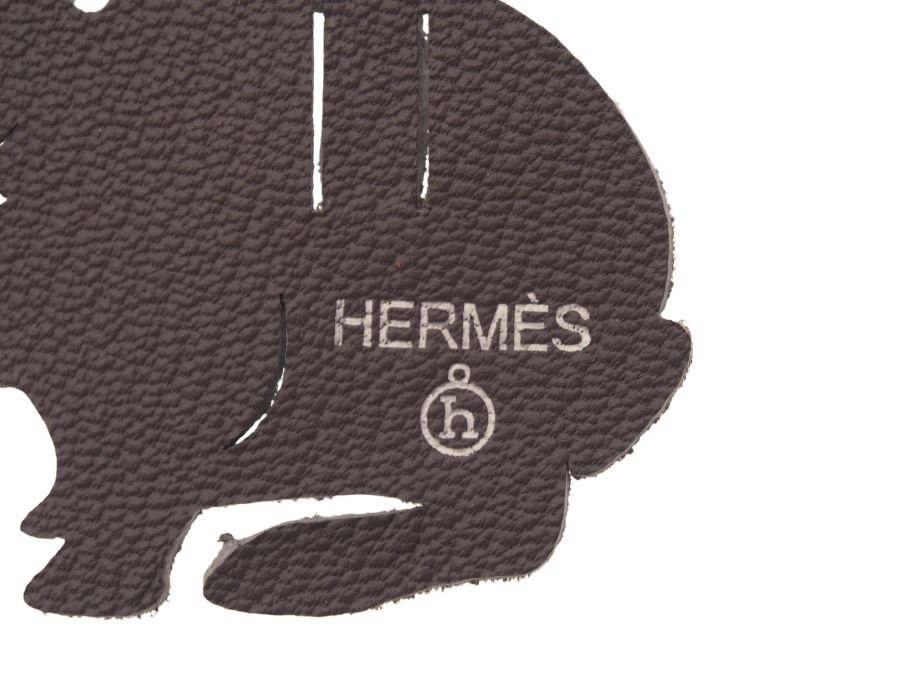 【Used 開封品】 エルメス HERMES プティ アッシュ プチタッシュ petit h ラッピングチャーム ウサギ 兎 ラビット 高級レザー  ダークグレー 灰色 小さなエルメス 刻印あり - ブランドジャックリスト