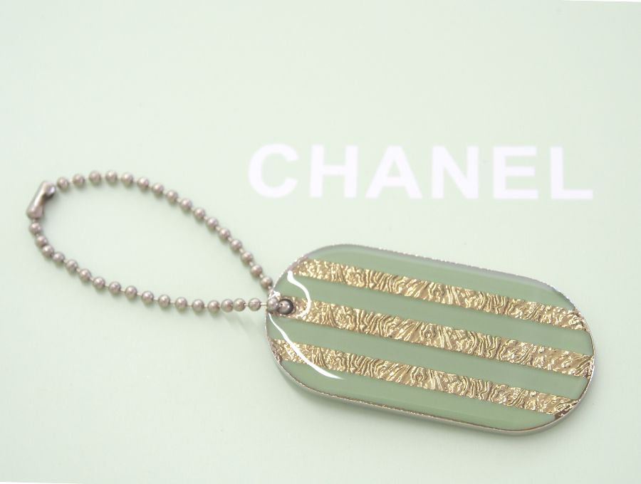 シャネル ノベルティ キーホルダー メタルチャーム アップルグリーン×ゴールド 2012 クリスマス ストライプ柄 CHANEL【Used 開封品】,  - ブランドジャックリスト