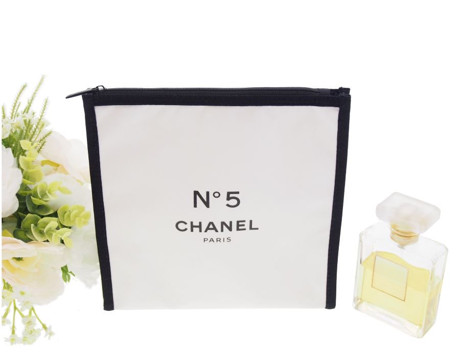 シャネル ノベルティ コスメポーチ 香水 N°5 PARIS No.5 ホワイト×ブラック縁取り 2022 箱なし CHANEL  BEAUTE【Used 開封品】 - ブランドジャックリスト