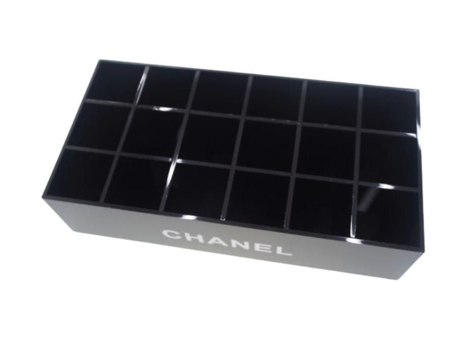 【新品】CHANEL リップスタンド 置物 ケース ノベルティ 希少 アクリル 新品】CHANEL リップスタンド 置物 ケース ノベルティ 希少 アクリル