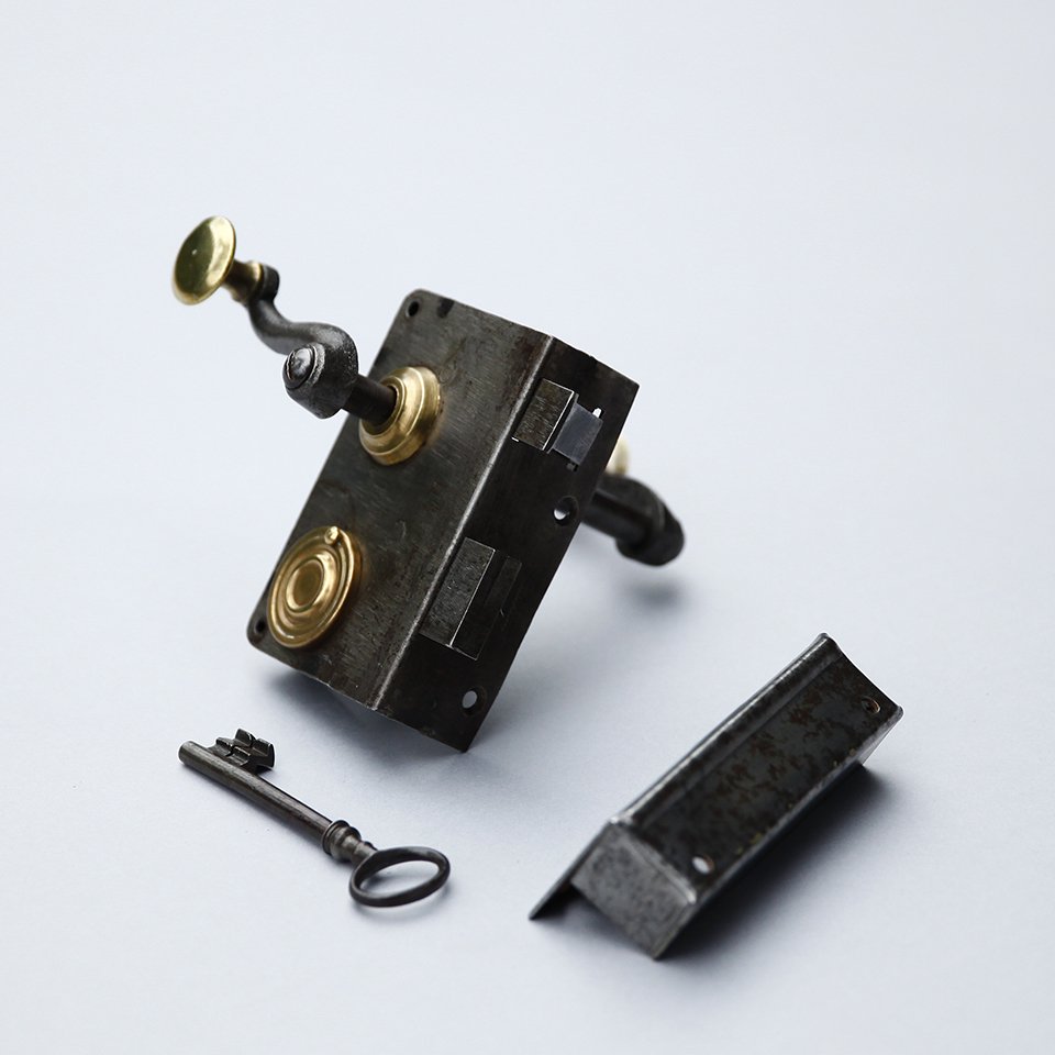 真鍮とアイアン レバー形ドアノブ 外付けラッチ 鍵付き 左吊り元・内 